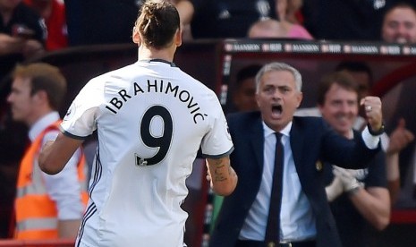 Zlatan Ibrahimovic dan Jose Mourinho (kanan)