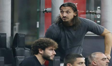  Zlatan Ibrahimovic dari AC Milan berdiri di dekat bangku cadangan selama pertandingan sepak bola Serie A antara AC Milan dan Monza, di stadion San Siro di Milan, Italia, Sabtu, 22 Oktober 2022. 