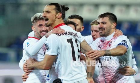  Zlatan Ibrahimovic dari Milan, tengah, melakukan selebrasi setelah mencetak gol kedua pertandingan tersebut, dengan Samu Castillejo, kiri, dan Alessio Romagnoli, kanan, pada pertandingan sepak bola Serie A Italia antara Cagliari dan Milan di stadion Sardegna Arena di Cagliari, Italia, Selasa (19/1) dini hari WIB. 