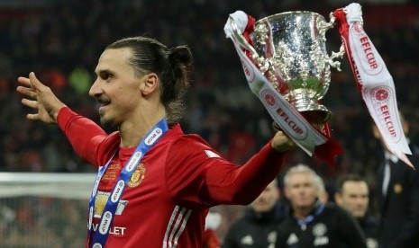 Zlatan Ibrahimovic dengan Trofi Piala Liga Inggris