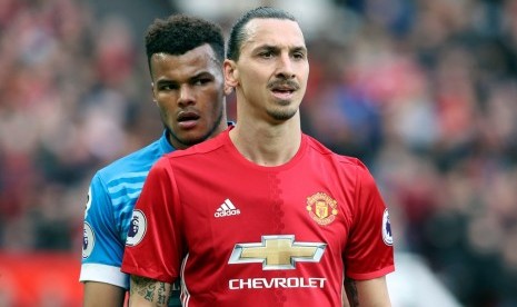 Zlatan Ibrahimovic (kanan) dan Tyrone Mings.