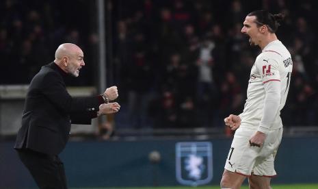 Zlatan Ibrahimovic merayakan kemenangan dengan pelatih AC Milan Stefano Pioli.