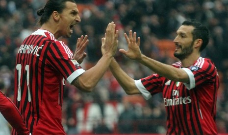 Zlatan Ibrahimovic (kiri) dan Gianluca Zambrotta saat masih bermain di AC Milan pada 2011.