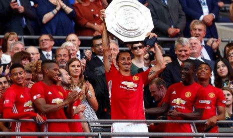 Zlatan Ibrahimovic mengangkat trofi Community Shield.