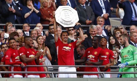 Zlatan Ibrahimovic mengangkat trofi Community Shield setelah mengalahkan Leicester City 2-1