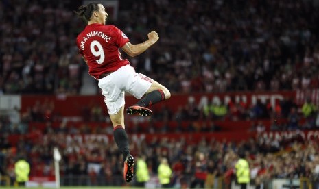 Zlatan Ibrahimovic merayakan golnya.