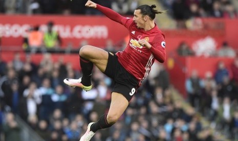 Zlatan Ibrahimovic merayakan golnya ke gawan Swansea Cty.