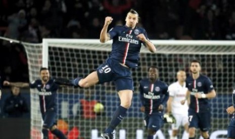 Zlatan Ibrahimovic merayakan golnya ke gawang Nantes, Sabtu (6/12).