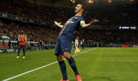 Zlatan Ibrahimovic merayakan golnya ke gawang Saint-Etienne dalam lanjutan Ligue 1 di Parc des Princes, Senin (1/9) dini hari WIB.