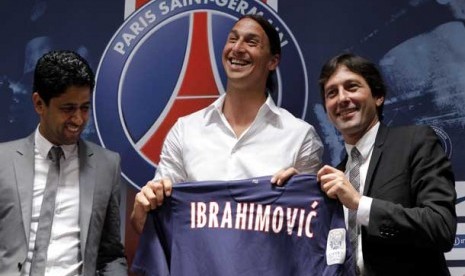 Zlatan Ibrahimovic (tengah) diapit oleh  Presiden PSG Nasser al-Khelaifi (kiri) dan Direktur Olahraga PSG Leonardo (kanan).