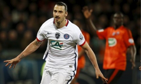 Zlatan Ibrahimovic usai membobol gawang Lorient.