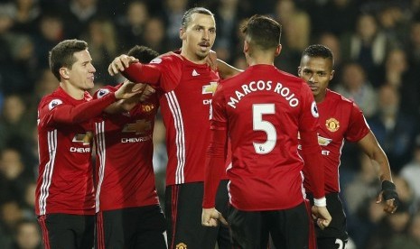 Zlatan Inrahimovic merayakan golnya ke gawang West Brom dalam laga lanjutan liga primer Inggris, Ahad (18/12). Manchester United unggul 2-0 berkat dua gol Ibra.