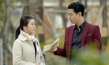 Zo In Sung (kanan) bersama Song Hye Kyodalam adegan di That Winter, The Wind Blows. Aktingnya di film ini mendapat apresiasi.