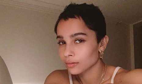 Zoe Kravitz Si Catwoman pamerkan potongan rambut barunya di Instagram.