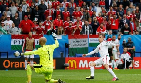 Zoltan Stieber saat mencetak gol ke gawang Austria.