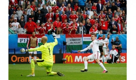 Zoltan Stieber saat mencetak gol ke gawang Austria.