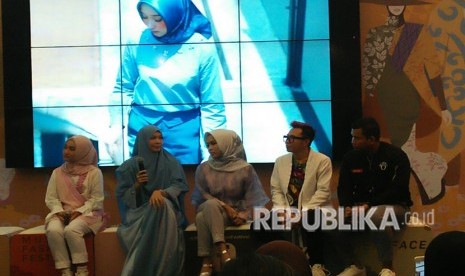 Zoya kolaborasi dengan Eksanti, Medina Zein, Fatin Shidqia dan Ray Anjas hadirkan busana bertajuk Asmaradana di panggung Muslim Fashion Festival (MUFFEST) 2018 di JCC, Jakarta, Ahad (22/4).