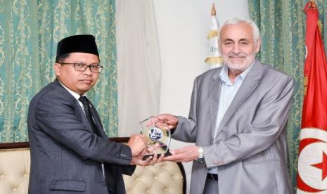 Dubes RI untuk Tunisia, Zuhairi Misrawi bertukar cindera mata dengan Rektor Universitas Zaitunah, Prof Abdullatif Bouazizi. Dalam pertemuan tersebut, kedua belah pihak saling mengapresiasi. 