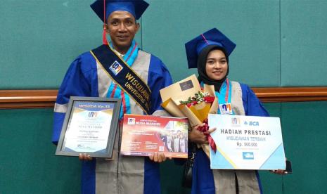 Zulfani Mirsuma dari Program Studi (Prodi) Sistem Informasi Fakultas Teknologi Informasi UNM menjadi wisudawan terbaik UNM.