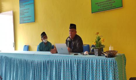 Zulfikri Anas, Plt Kepala Pusat Kurikulum dan Pembelajaran, Badan Standar Kurikulum dan Asesmen Pendidikan (BSKAP), Kemendikbud menjadi narasumber Diskusi Pendidikan & Adat Budaya Minang  di Balai Adat Nagari Situjuah Batua, Kecamatan  Situjuah Limo Nagari, Kabupaten Limapuluh Kota, Sumatera Barat, Ahad  (1/5).