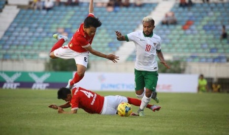 Zulham Zamrun (kanan) saat berduel bola dengan dua pemain Myanmar dalam laga uji coba di Yangon, Jumat (4/11).