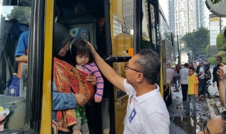 Zulkifli Hasan melepas rombongan mudik gratis.