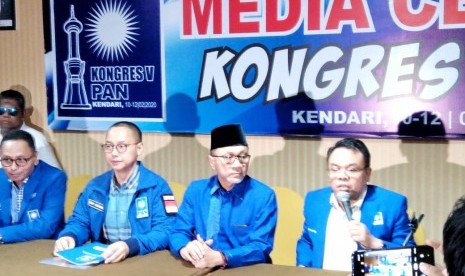 Zulkifli Hasan mendaftarakan diri sebagai calon Ketua Umum PAN di Hotel Claro, Kendari, Sulawesi Tenggara, Senin (10/2).