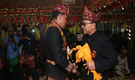 Zulkifli Hasan menerima lencana kerajaan di Liwa, Lampung Barat.