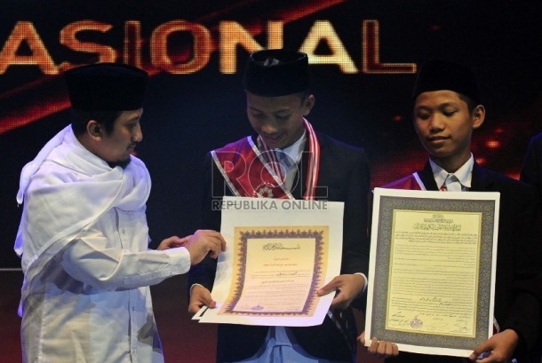 Pendiri Pesantren Darul Quran Yusuf Mansur (kiri) memberikan sertifikat kepada wisudawan Tahfidz Nasional di Jakarta, Ahad (14/6). (Republika/Tahta Aidilla)