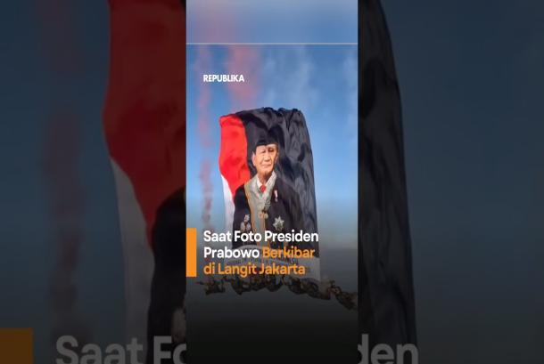Saat Foto Presiden Prabowo Berkibar di Langit Jakarta