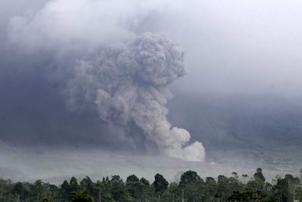 1.900 Jiwa Mengungsi Akibat Erupsi Semeru