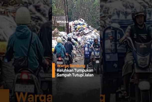 Warga Bandung Keluhkan Tumpukan Sampah Tutupi Jalan