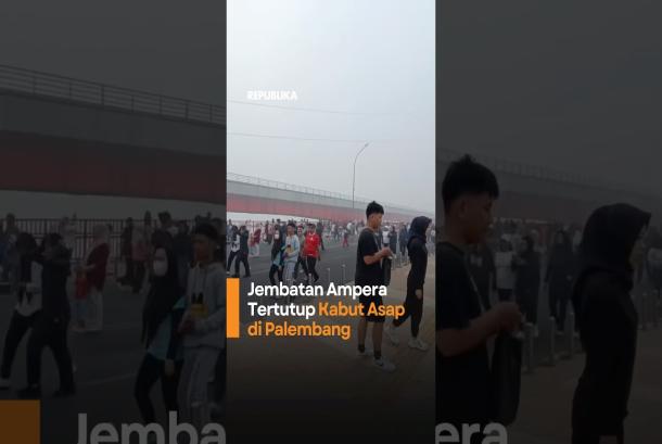 Jembatan Ampera Tertutup Kabut Asap di Palembang