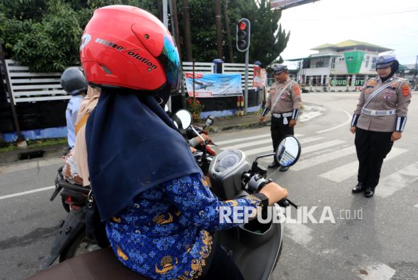 Peringati Hari Pahlawan, Pengguna Jalan di Aceh Lakukan Aksi Mengheningkan Cipta