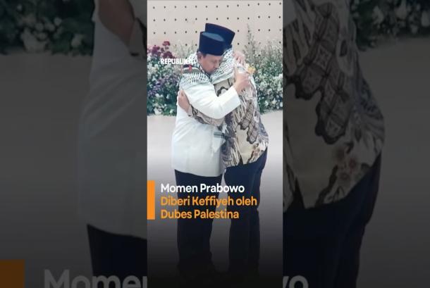 Momen Prabowo Diberi Keffiyeh oleh Dubes Palestina