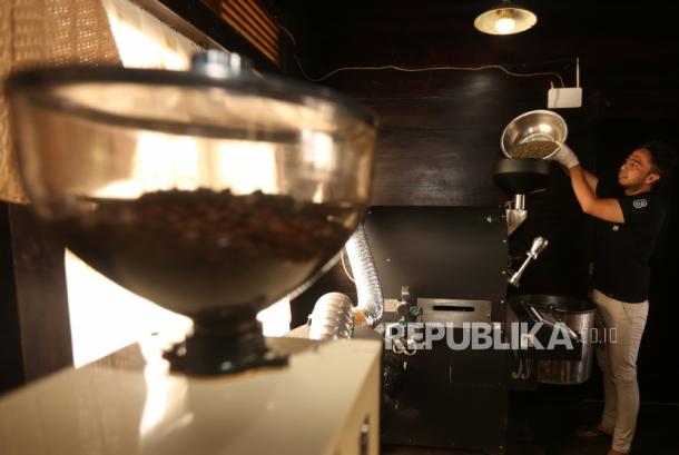 Cara menyimpan biji kopi agar aromanya tetap enak. (ilustrasi)