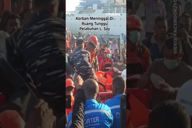 Petugas Evakuasi Korban Meninggal di Pelabuhan Maumere
