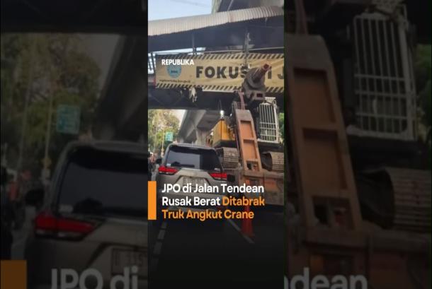 JPO di Jalan Tendean Rusak Berat Ditabrak Truk Angkut Crane