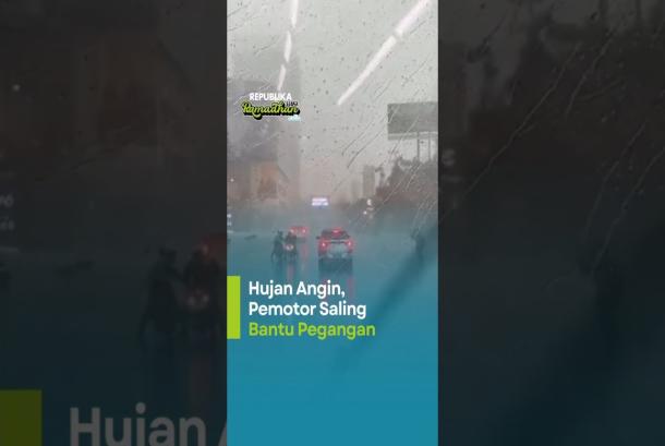 Detikdetik Hujan Angin Pemotor Saling Berpegangan