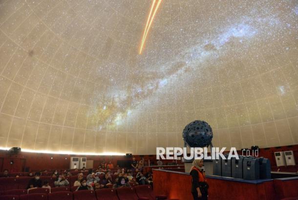 Dibuka Kembali untuk Umum, Planetarium Jakarta Diserbu Warga saat Libur Nataru