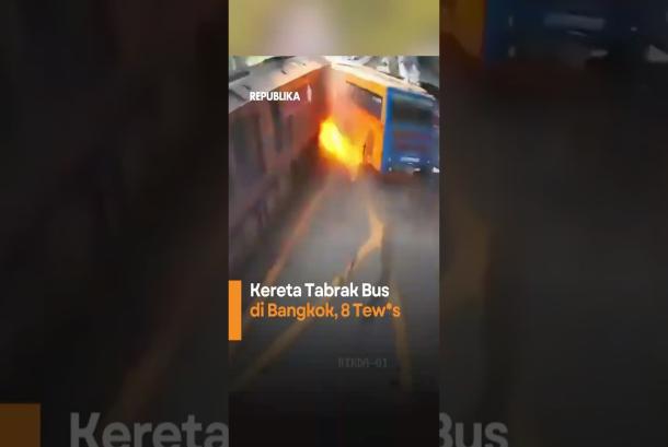 Kereta Tabrak Bus di Bangkok 8 Tewas