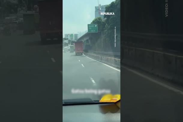 DetikDetik Truk Tabrak Pembatas Busway di Slipi