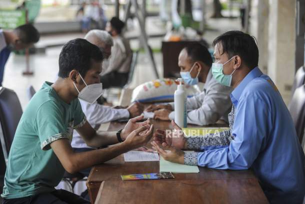 Petugas amil zakat mendoakan warga yang membayar zakat fitrah di Masjid Istiqlal, Jakarta, Jumat (29/4/2022). - (Republika/Putra M. Akbar)