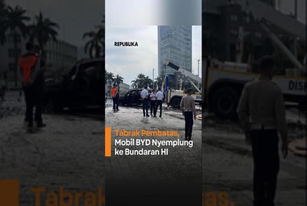 Tabrak Pembatas Mobil BYD Nyemplung ke Bundaran HI