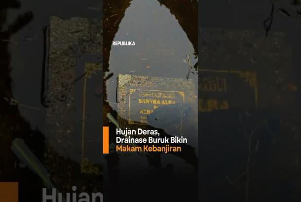 Makam di TPU Semper Jakarta Utara Tetap Ramai Peziarah meski Banjir