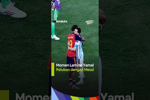 Momen Lamine Yamal Pelukan dengan Messi