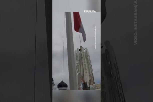 Sempat Diturunkan Bendera Merah Putih Kembali Dikibarkan