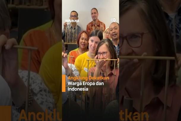 Keseruan Warga Eropa Belajar Angklung