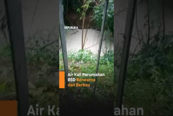Air Kali Perumahan BSD Berubah Putih dan Berbau
