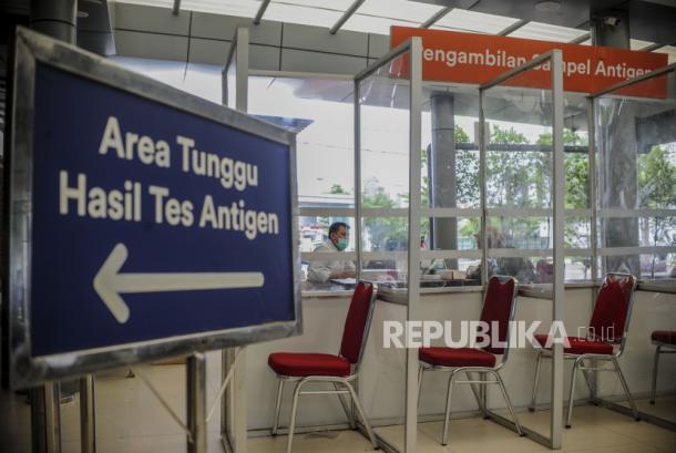 Petugas kesehatan menunggu calon penumpang yang akan melakukan tes covid-19 di Stasiun Pasar Senen, Jakarta, Rabu (18/5/2022). Manfaat pengujian massal berulang dalam hal pengendalian infeksi kini dipertanyakan.